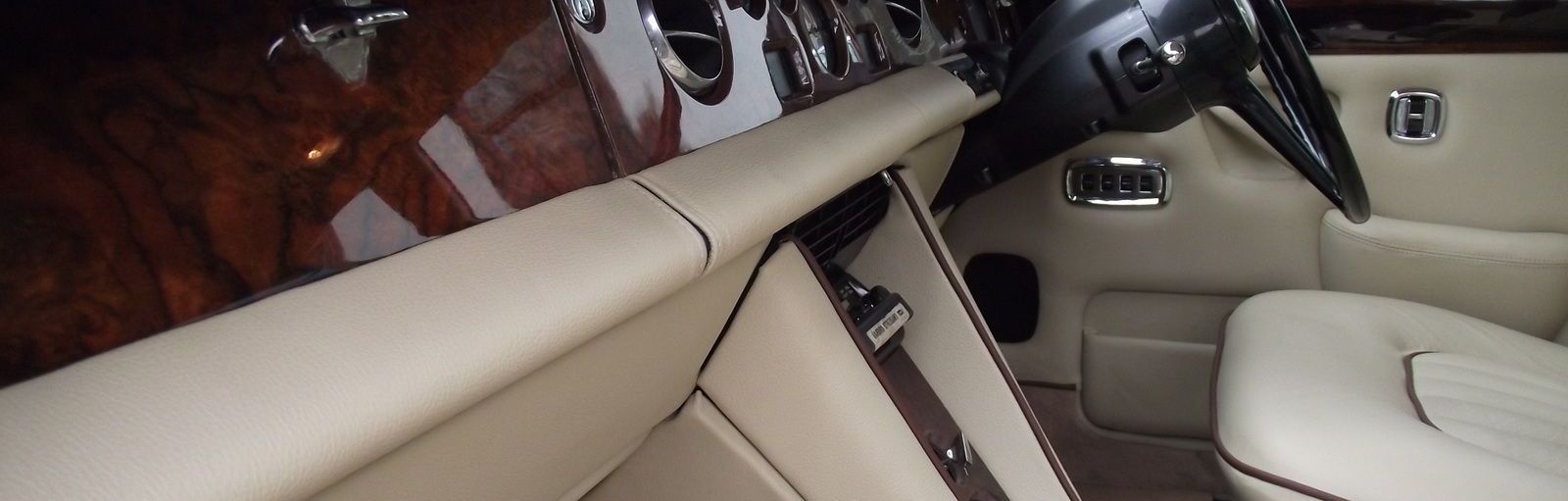 Rolls-Royce enteriőr bőrrel és diófa borítással – Astor Classic